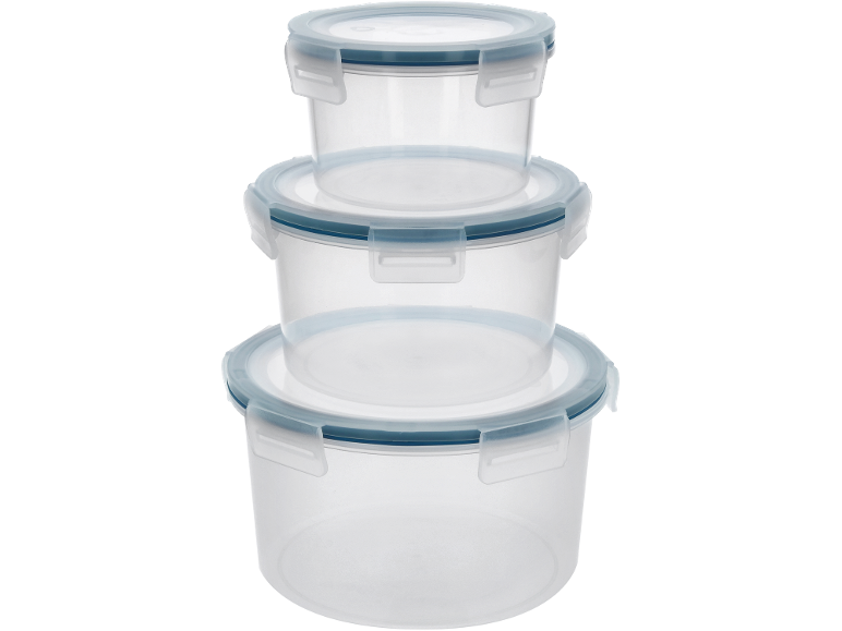 Trijų apvalių skaidrių plastikinių maisto laikymo indų su mėlynais dangteliais krūva.