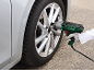 Elektrinis smūginis veržliaraktis, naudojamas automobilio padangai keisti.
