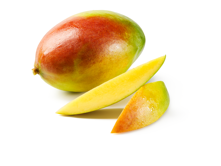 Visas mangas ir švieži, sultingi mango griežinėliai baltame fone.