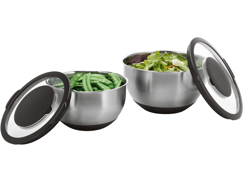 Du nerūdijančio plieno dubenys su dangčiais, vienas su žirneliais, kitas su salotomis.