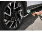 Padangų slėgio matuoklis su manometru, pritvirtintas prie automobilio padangos.