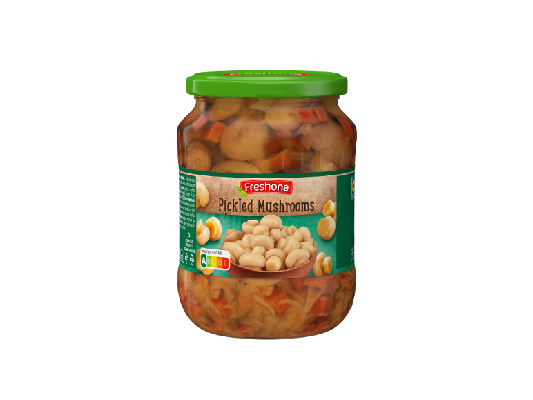 Stiklainis marinuotų grybų su medžio imitacijos etikete ir žaliu dangteliu, su Nutri-Score įvertinimu.
