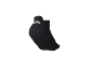 Juoda sportinė kojinė iki kulkšnies su baltu logotipu ant rankogalio.