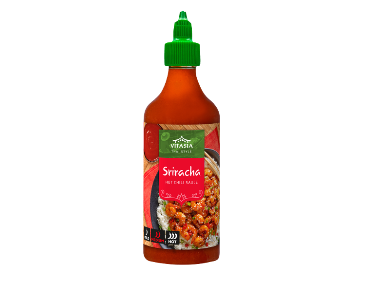 Sriracha aštraus čili padažo butelis su krevečių ir ryžių patiekalu.