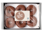 Pakuotė su 6 kakavos spurgomis su šokoladiniu glaistu, su etikete „6 Cocoa donuts made with love“.