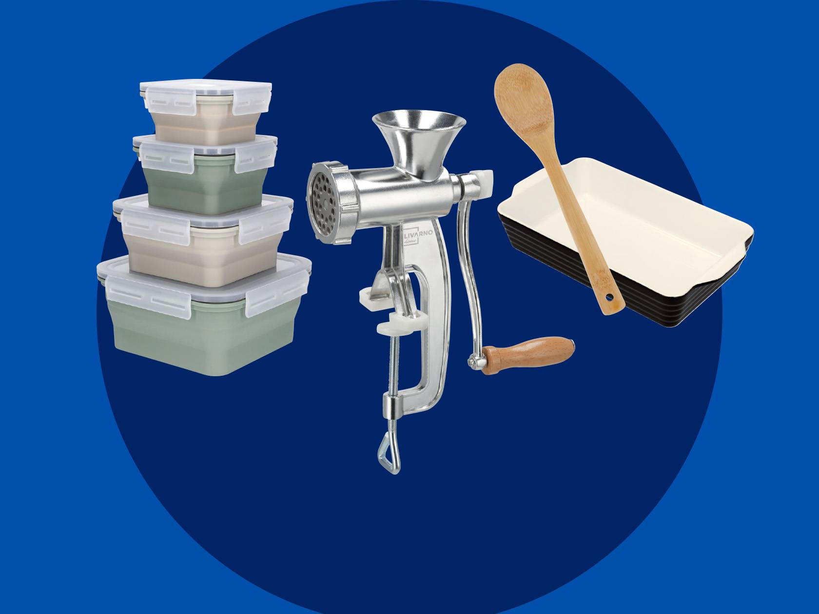 Kelių spalvų sulankstomi maisto indai, mėsmalė ir kepimo indas su mediniu šaukštu.