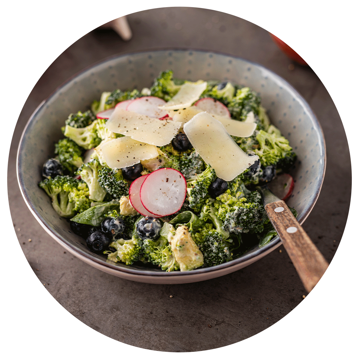 Brokolių salotos su šilauogėmis ir sūriu