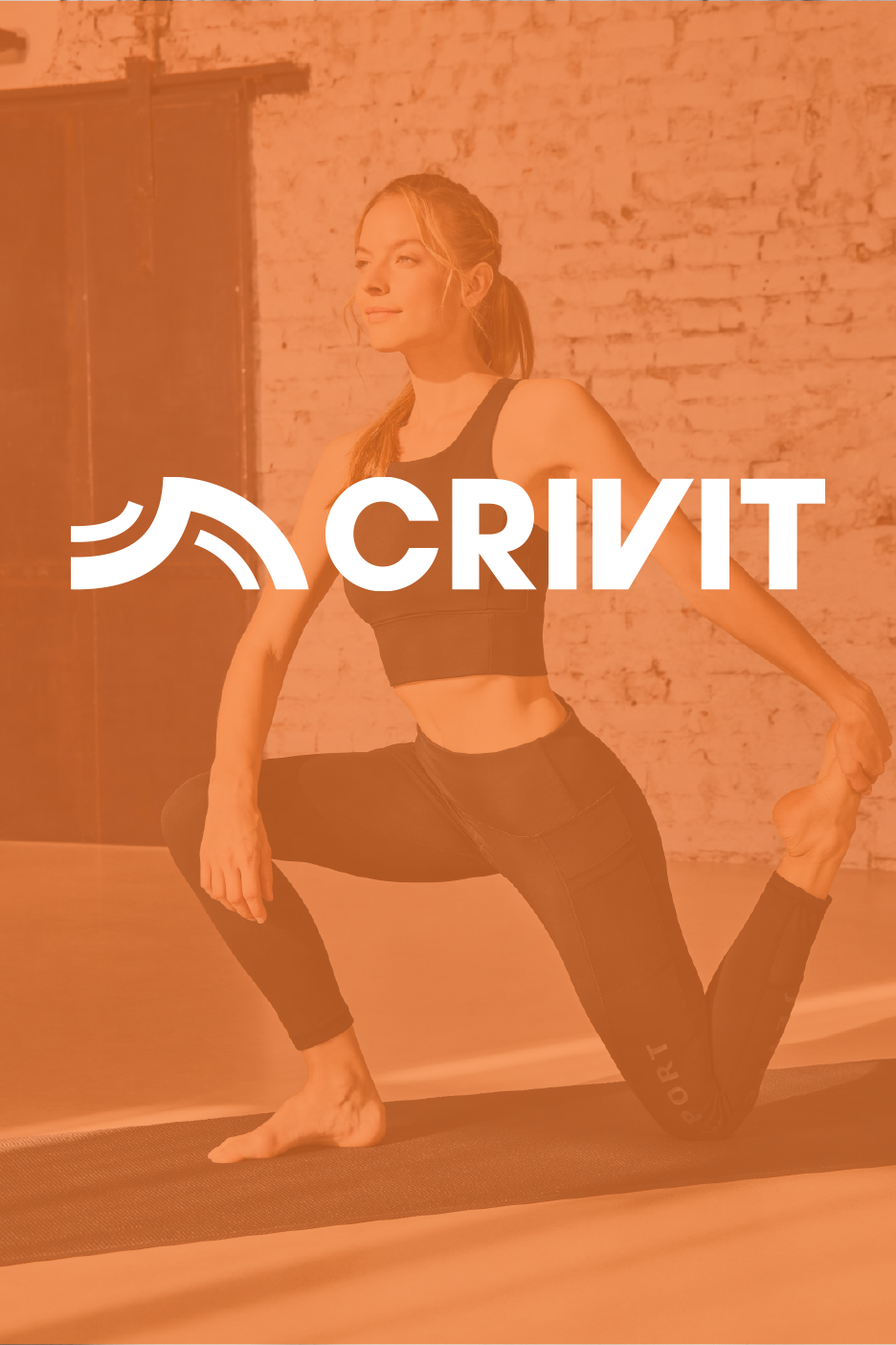 Moteris sportine apranga atlieka jogos pratimą ant kilimėlio.