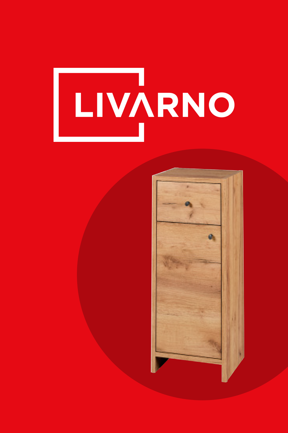 Medinės spalvos siaura spintelė su dviem durelėmis ir rankenėlėmis, raudoname fone.