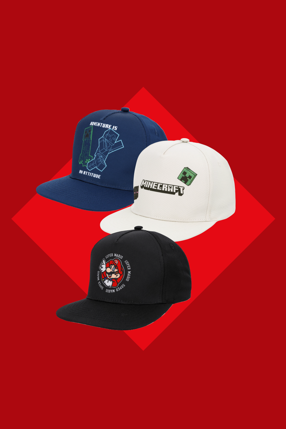 Trys kepurės su snapeliu: tamsiai mėlyna su žaidimų tema, balta su žaidimų tema ir juoda su žaidimų personažu.