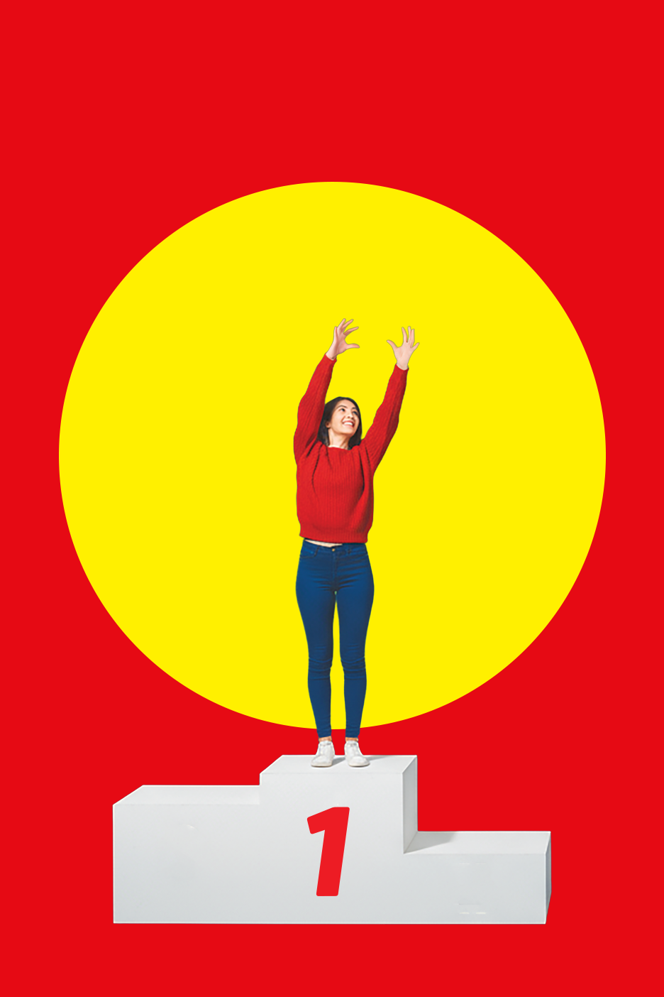 Moteris raudonu megztiniu ir džinsais stovi ant nugalėtojų pakylos su numeriu 1, iškėlusi rankas į viršų.