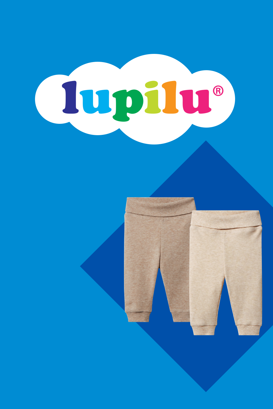 Dvi smėlio spalvos kūdikių kelnės ant mėlyno fono su spalvingu logotipu debesyje.