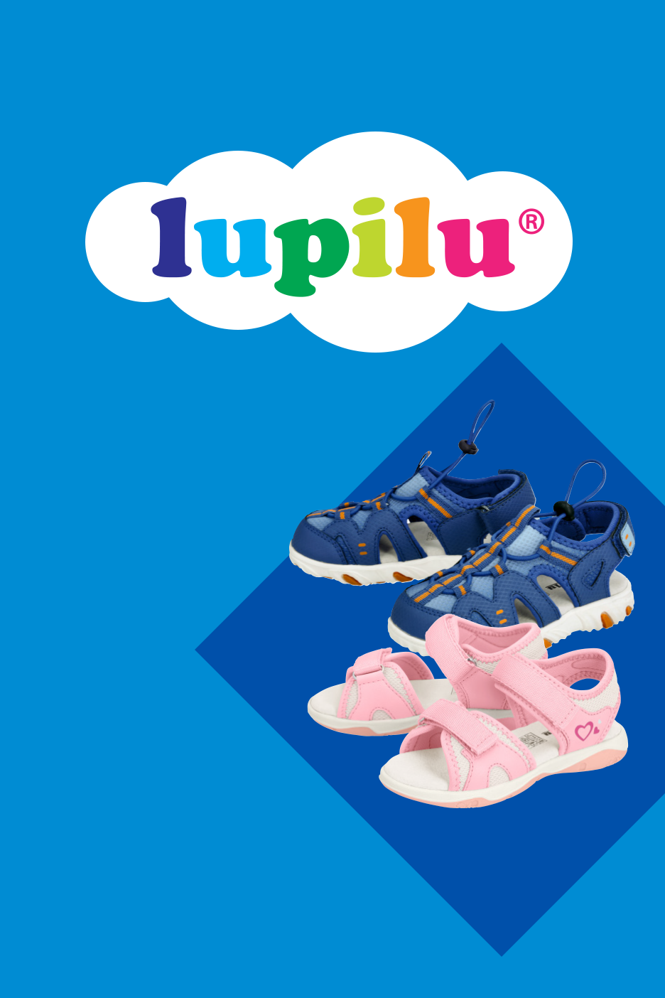 Mėlyni ir rožiniai vaikiški sandalai ant mėlyno fono su spalvingu logotipu debesyje.