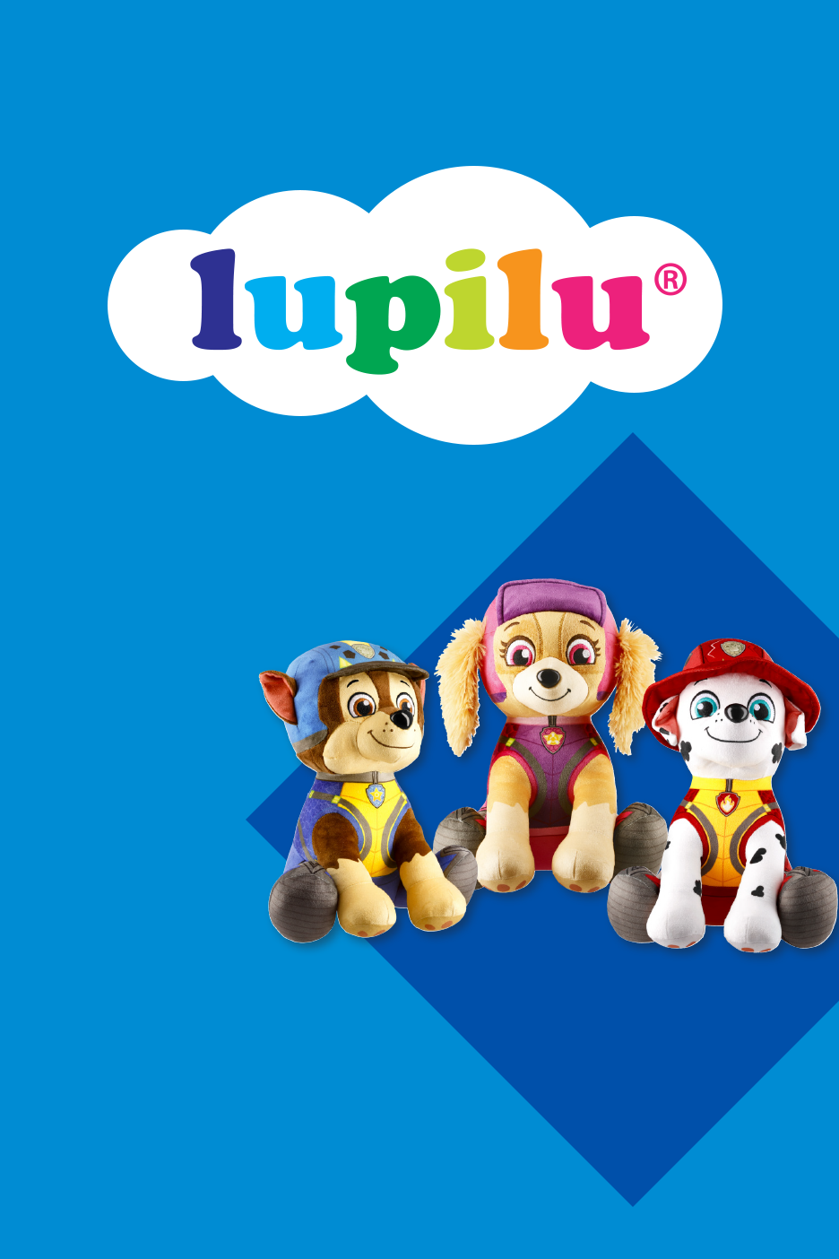 Trys pliušiniai šuniukai su spalvingu debesies formos logotipu viršuje.