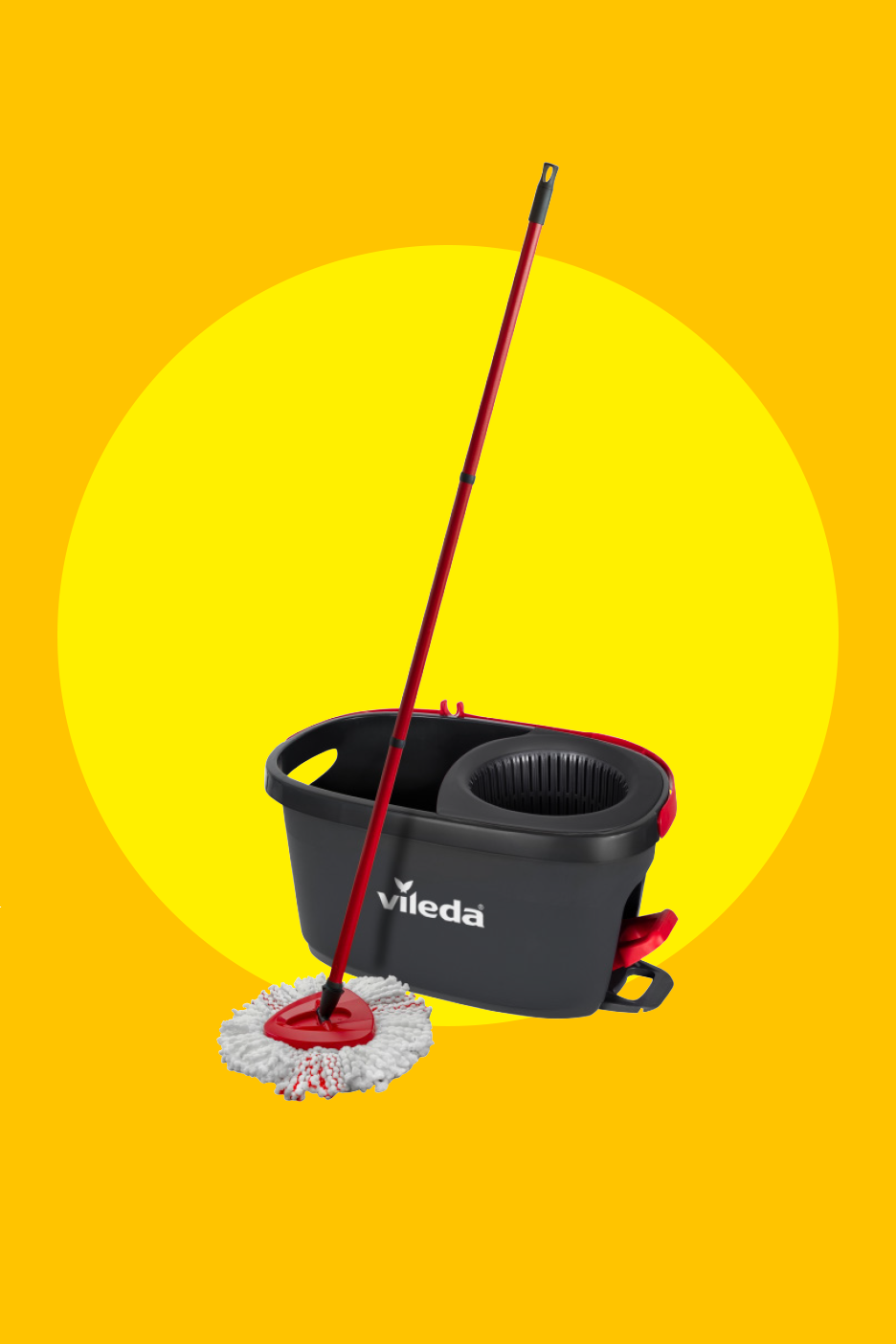 Raudonas šluotos kotas ir kibiras su gręžimo mechanizmu geltoname fone.