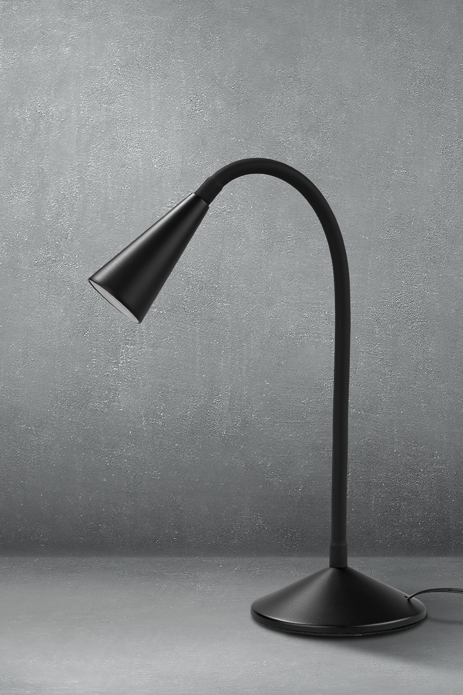 Juodas stalo šviestuvas su lanksčiu kakleliu ant pilko fono.