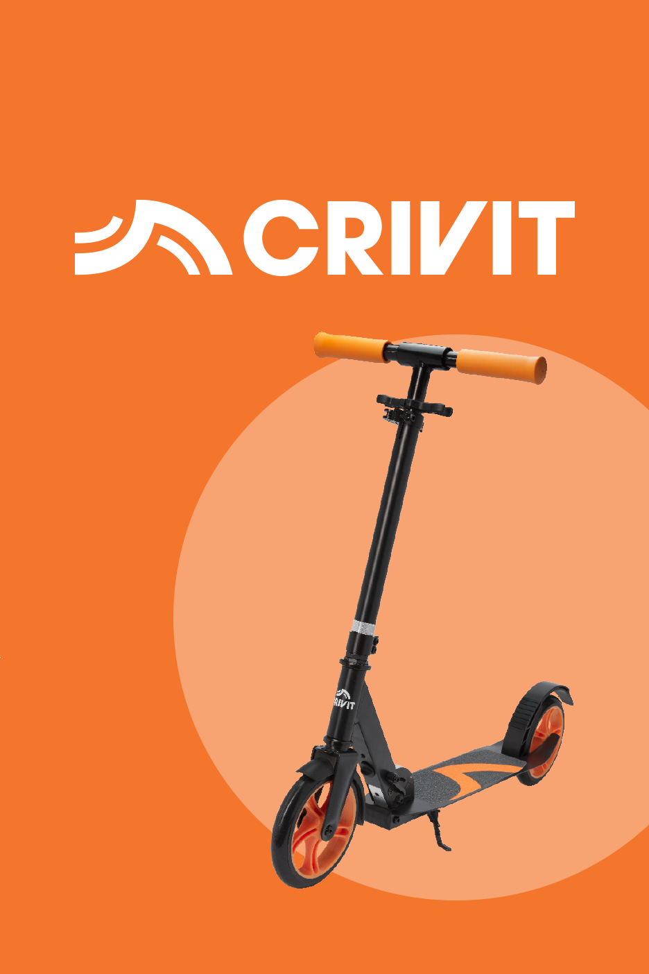 Juodas paspirtukas su oranžiniais akcentais ir rankenomis, oranžiniame fone su baltu logotipu.