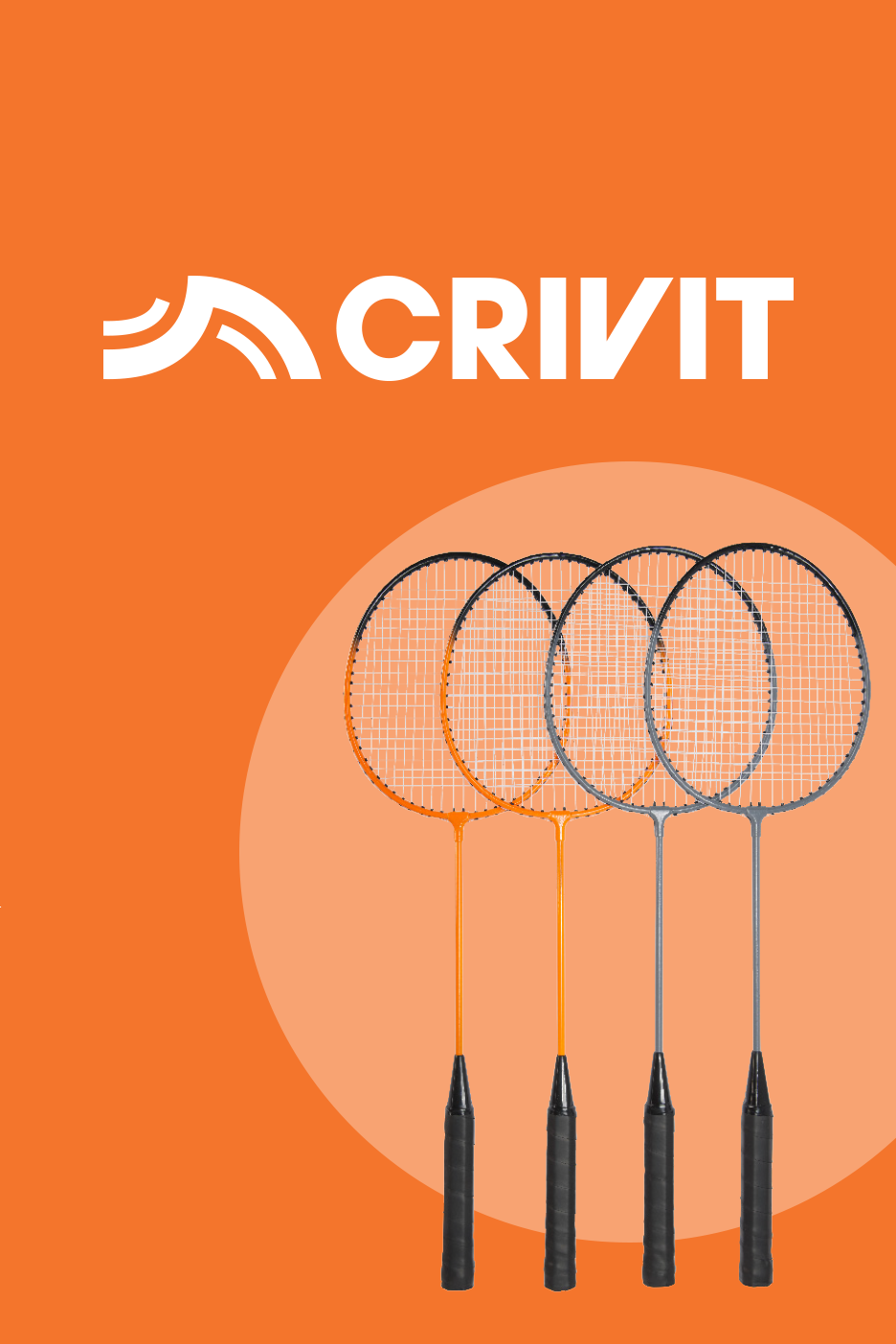 Keturios badmintono raketės oranžiniame fone su pusapvaliu elementu.