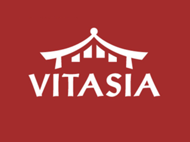 Vitasija logotipas – baltas užrašas ant raudono fono, viršuje – tradicinis azijietiškas stogas.