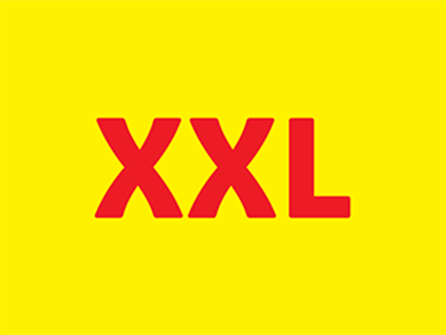 XXL dydžio drabužiai geltoname fone.