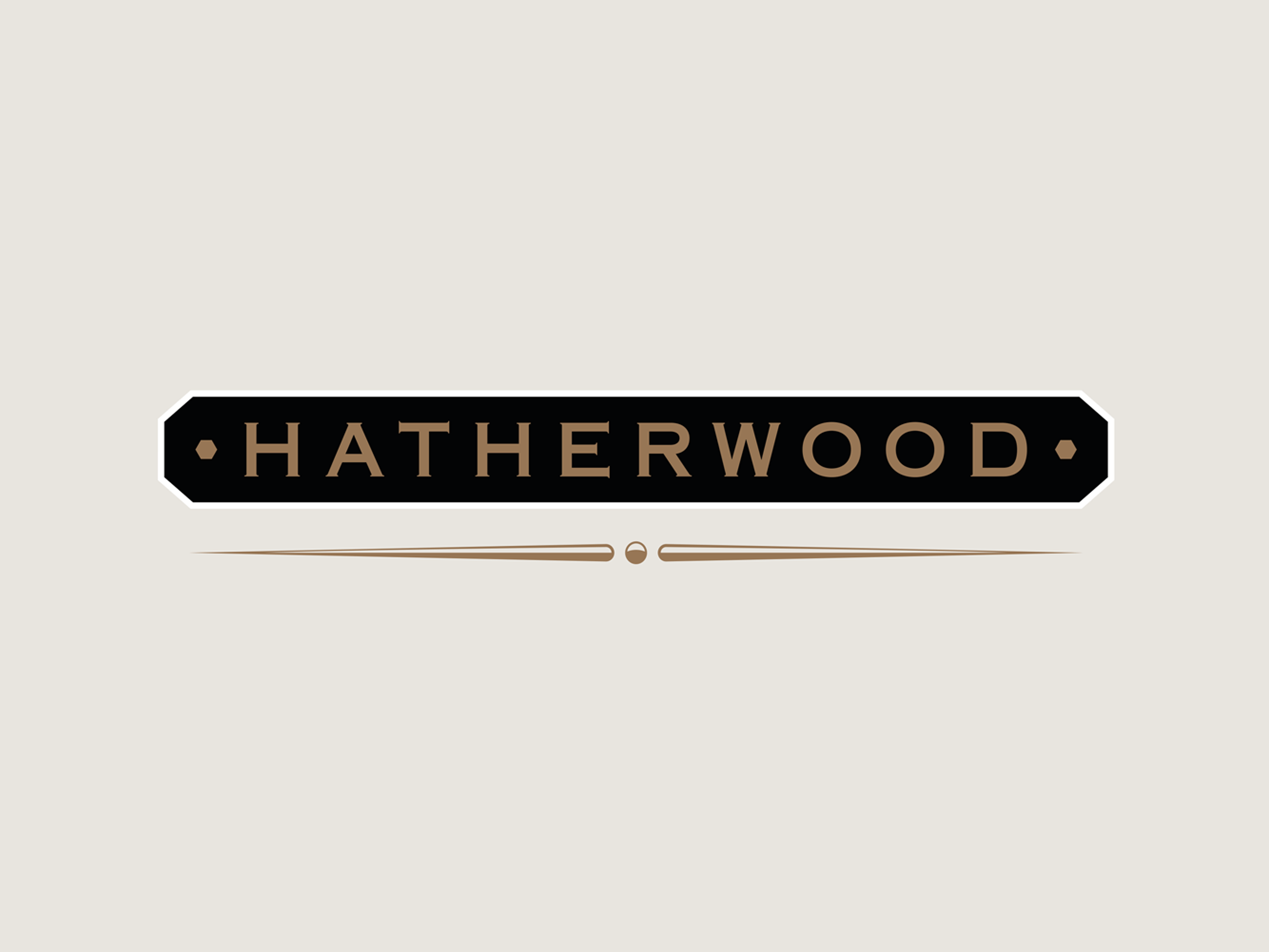 Juodas stačiakampis su užrašu „HATHERWOOD“ ir dekoratyviniais elementais šviesiame fone.