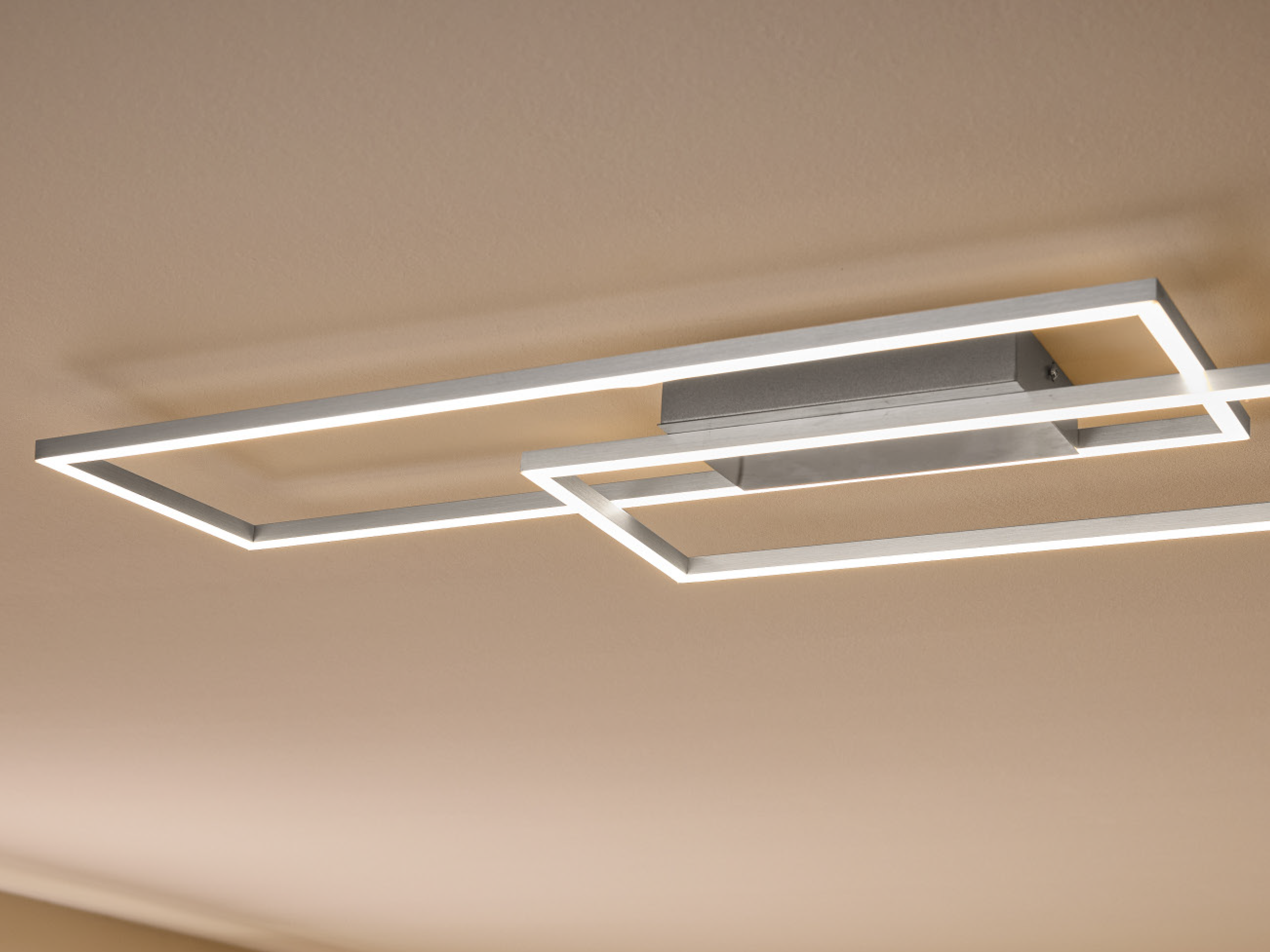 Šiuolaikinis lubų šviestuvas su geometrinėmis LED juostomis.
