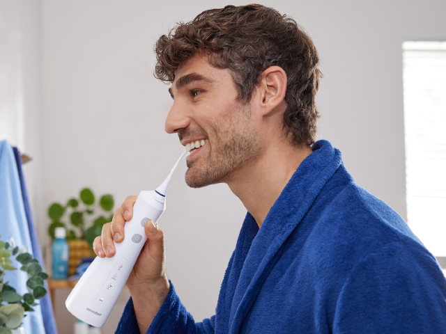 Vyras vonioje naudoja „Oral-B“ vandens siurbtuką.