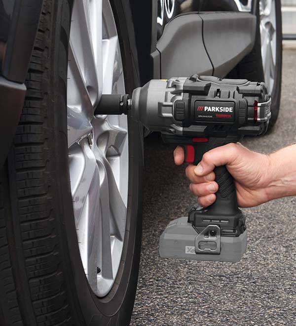 Parkside akumuliatorinis veržliaraktis naudojamas automobilio ratui nuimti.