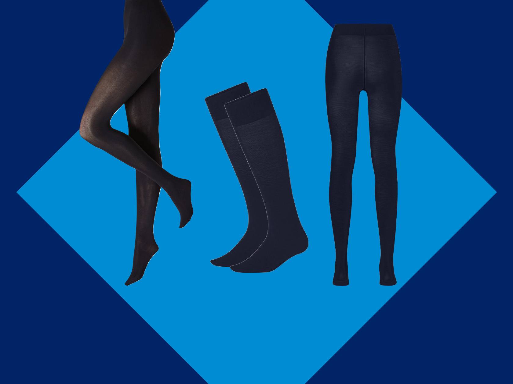 Juodos pėdkelnės, kojinės ir tamprės ant mėlyno fono.