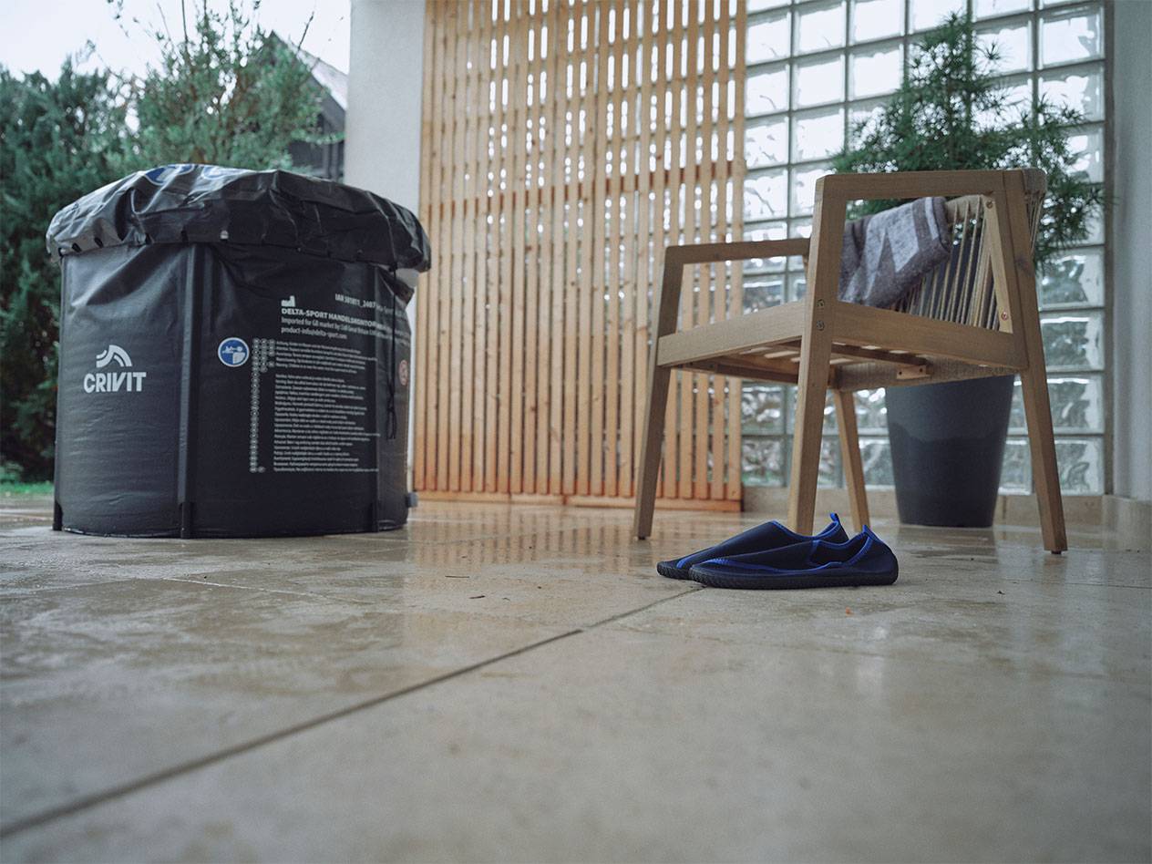 Crivit pripučiamas baseinas ir vandens batai terasoje.