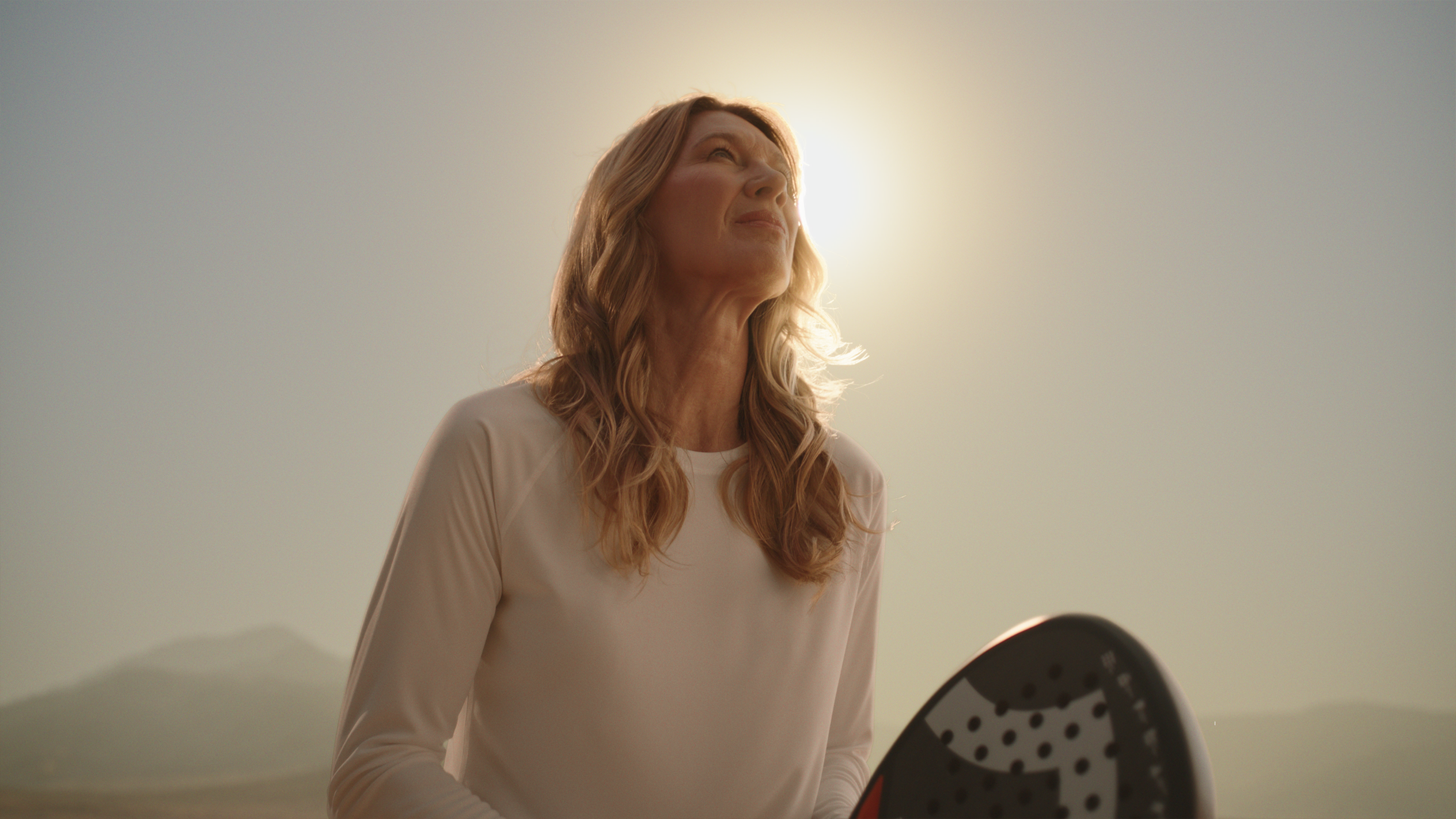 Dirbtinio intelekto sugeneruotas vaizdas – Stefanie Graf su sportiniais marškinėliais ir padelio rakete