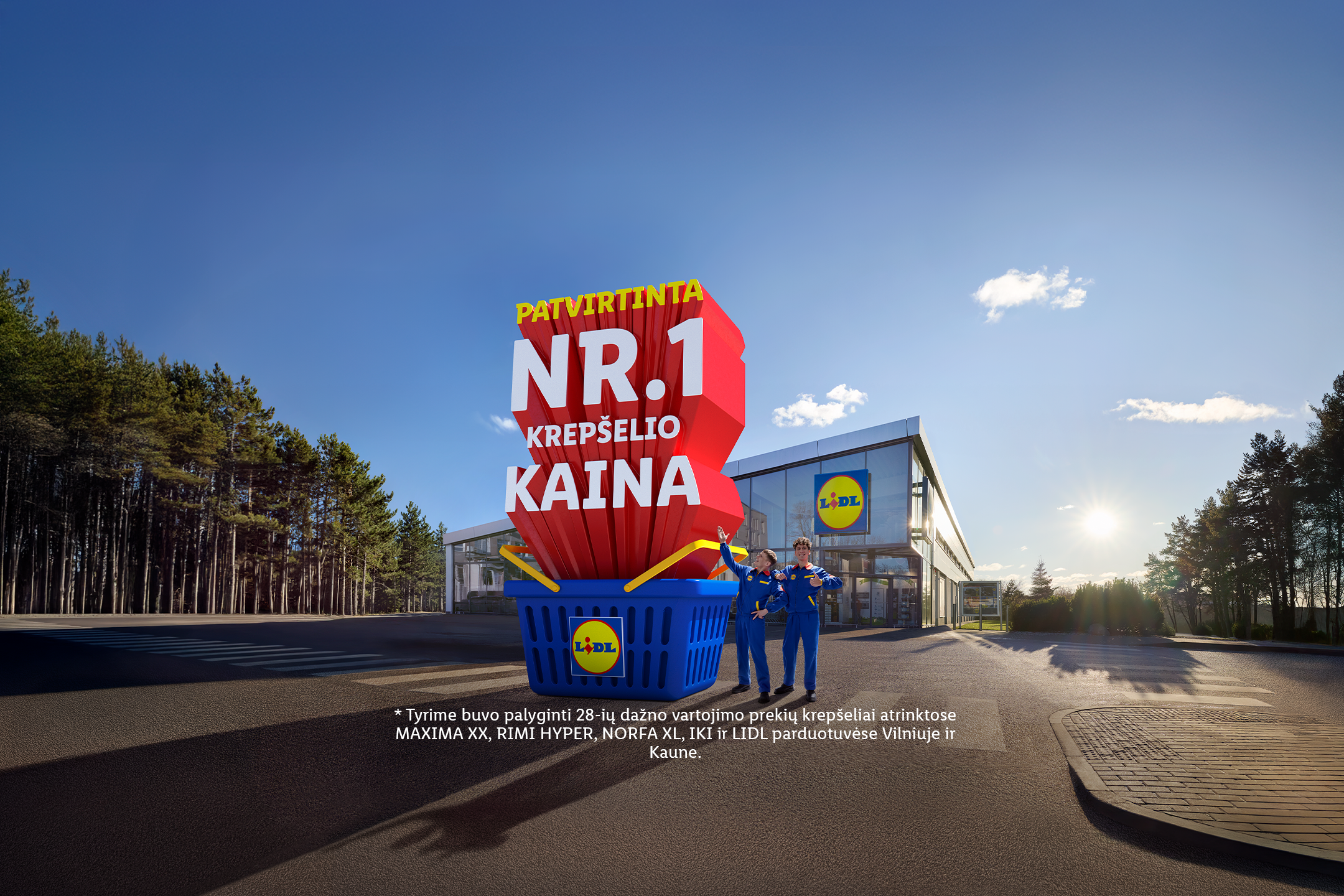 Lidl parduotuvės fone stovi didžiulis pirkinių krepšelis su užrašu „Patvirtinta Nr. 1 krepšelio kaina“.