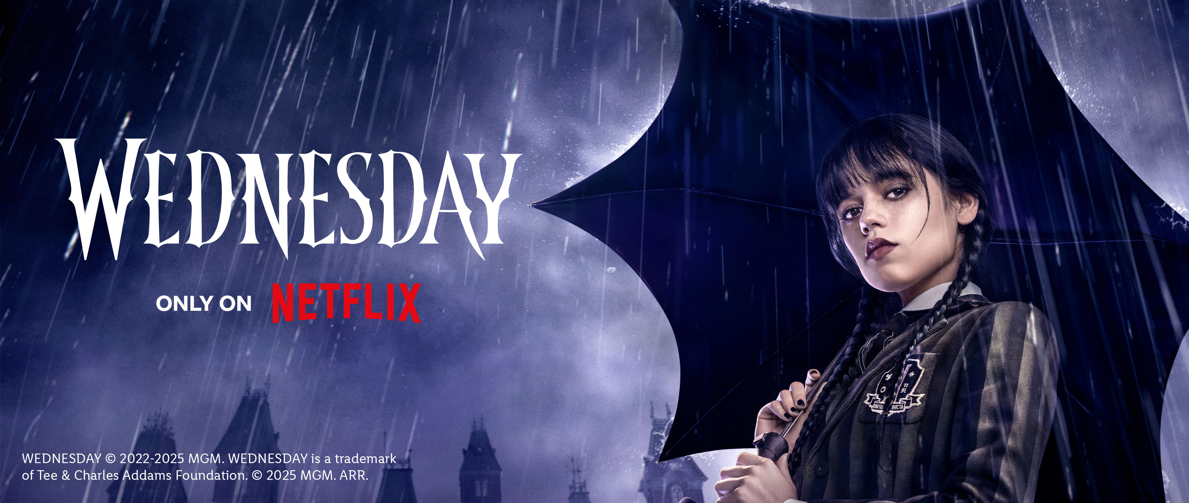 Wednesday Addams su skėčiu lyjant lietui, reklamuojanti serialą „Wednesday“ per Netflix.
