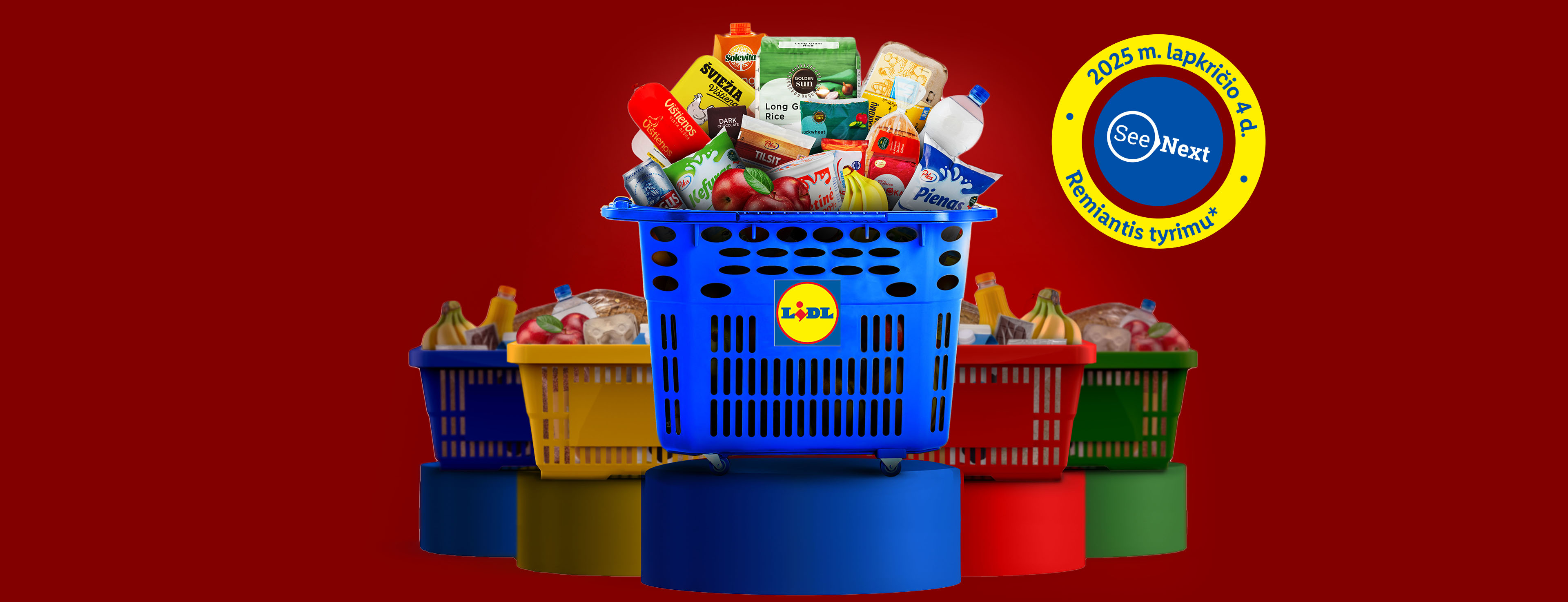 Lidl pirkinių krepšelis su maisto produktais, tokiais kaip pienas, ryžiai, vištiena, vaisiai ir daržovės, ant raudono fono.
