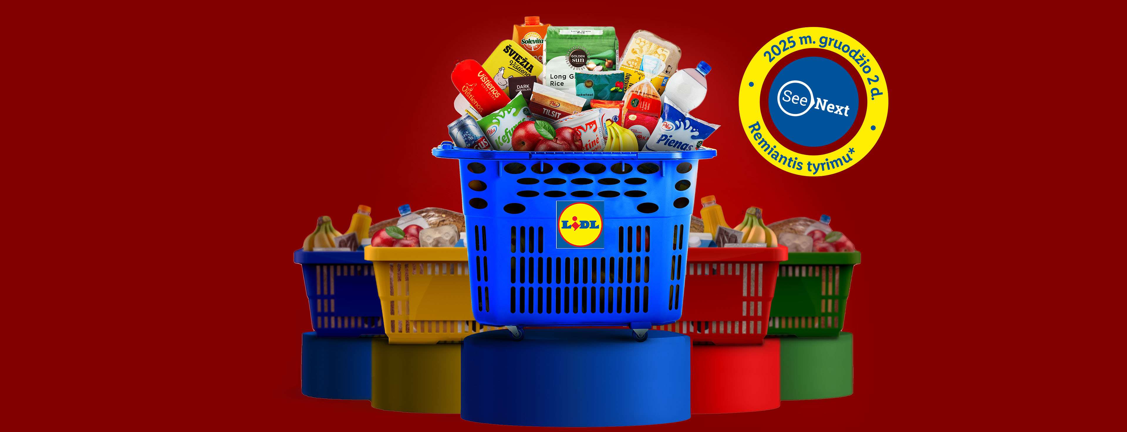 Pirkinių krepšelis su maisto produktais, tokiais kaip „Solevita“ sultys, ryžiai, pienas, vištiena ir vaisiai, su užrašu „See Next“ ir „2025 m. gruodžio 2 d.“