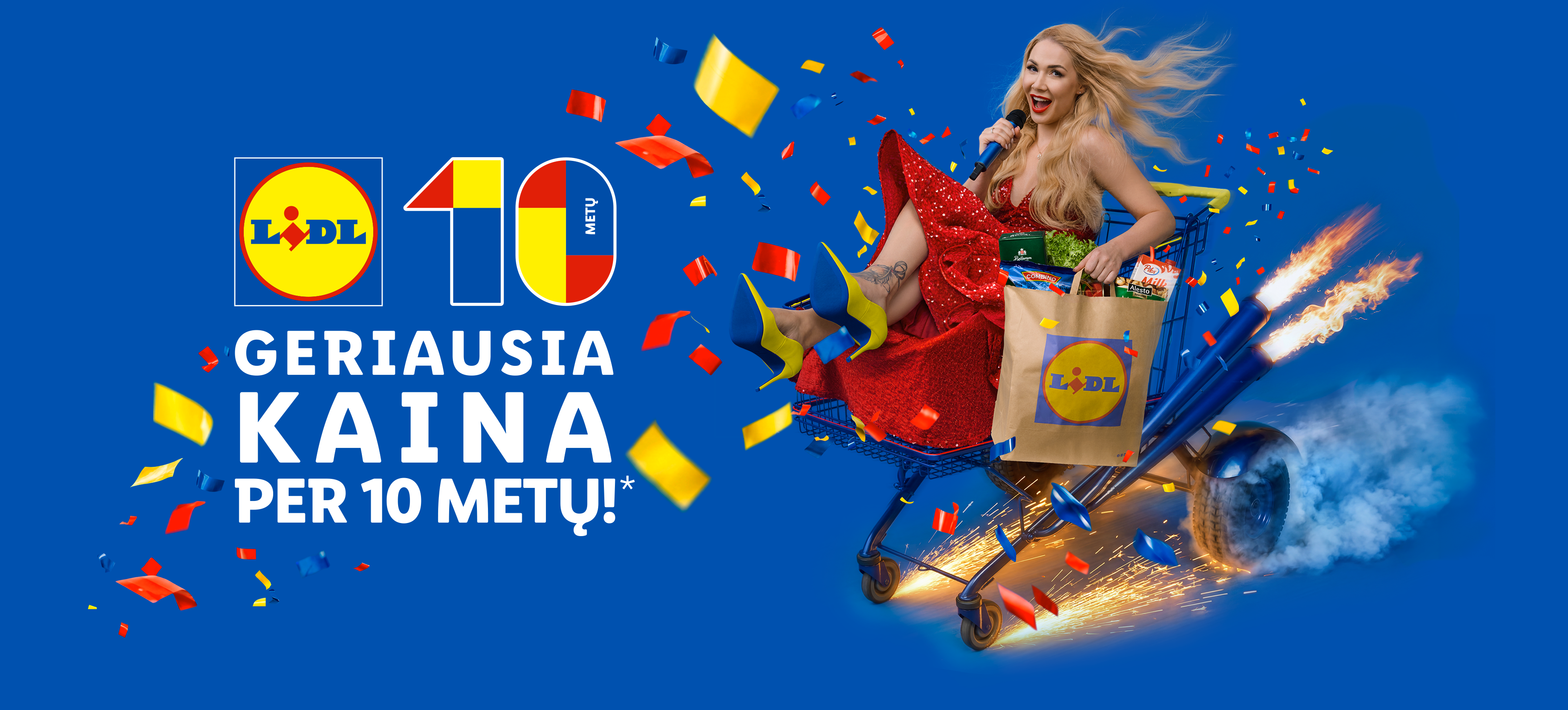 Moteris prekių vežimėlyje su mikrofonu, apsupta konfeti, su užrašu „GERIAUSIA KAINA PER 10 METŲ!“