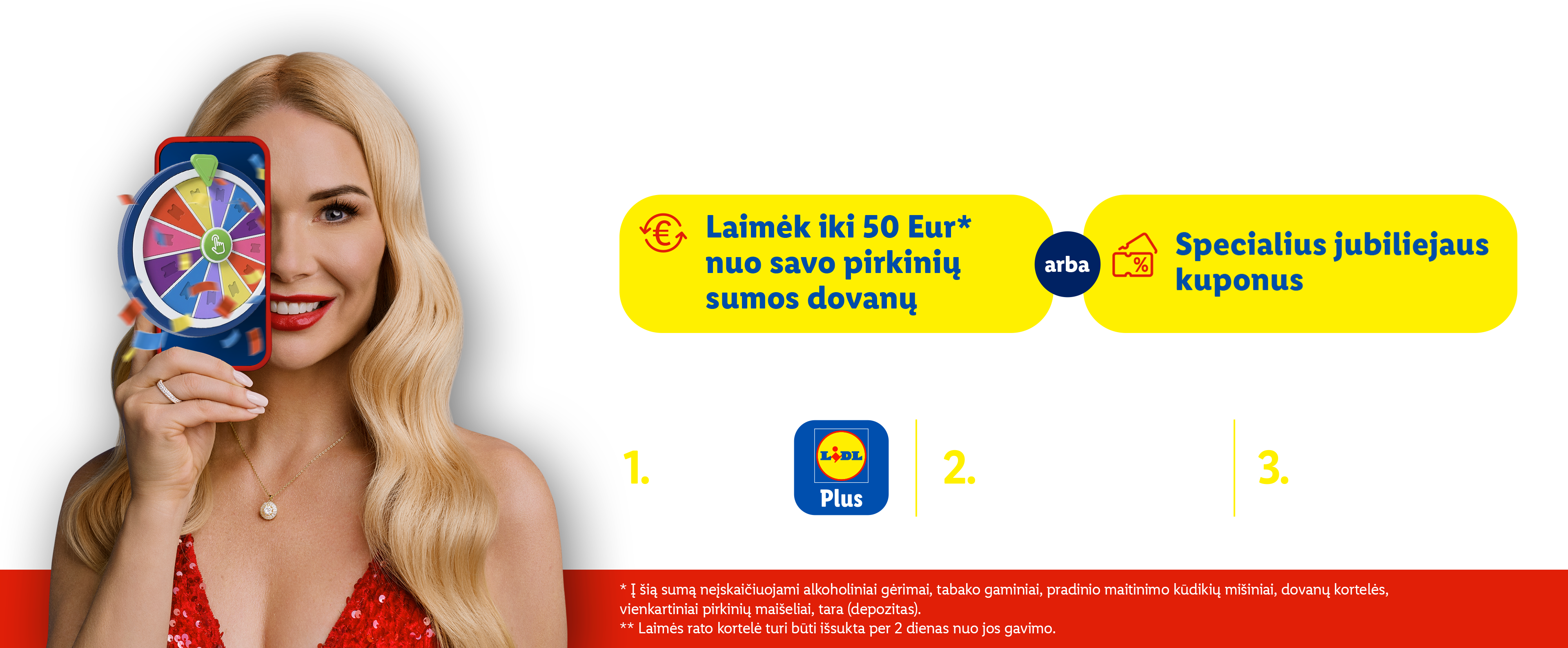 Moteris su šypsena laiko telefoną su laimės ratu, reklamuojant dovanas ir kuponus.