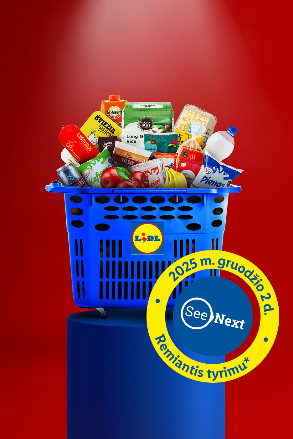 Mėlynas pirkinių krepšelis, pilnas maisto produktų, tokių kaip ryžiai, pienas, kefyras, dešra, sūris ir vaisiai, su Lidl logotipu ir užrašu „2025 m. gruodžio 2 d. See Next Remiantis tyrimu*“.