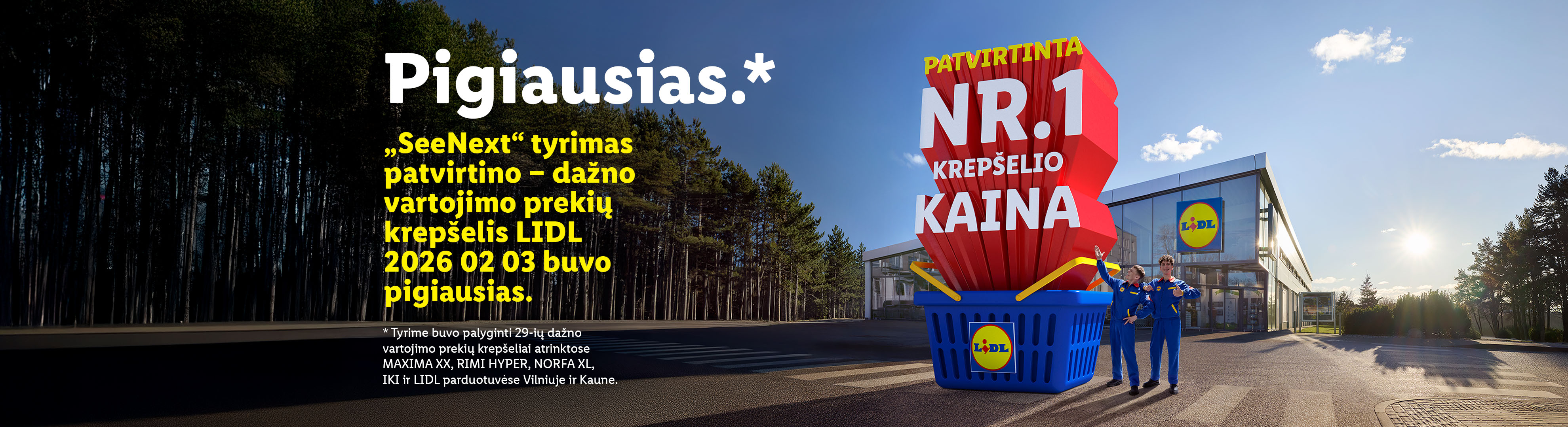 Reklama, skelbianti, kad dažnai vartojamų prekių krepšelis buvo pigiausias, su dideliu pirkinių krepšeliu ir darbuotojais.