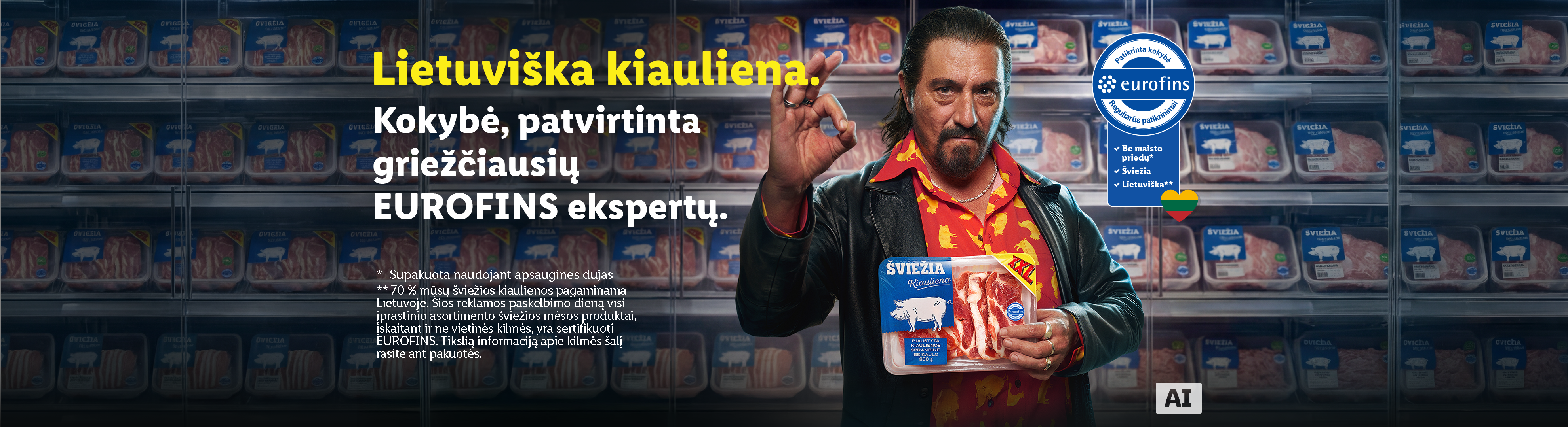 Vyras laiko šviežios kiaulienos pakuotę šaldytuve, fone matyti daugiau mėsos pakuočių.