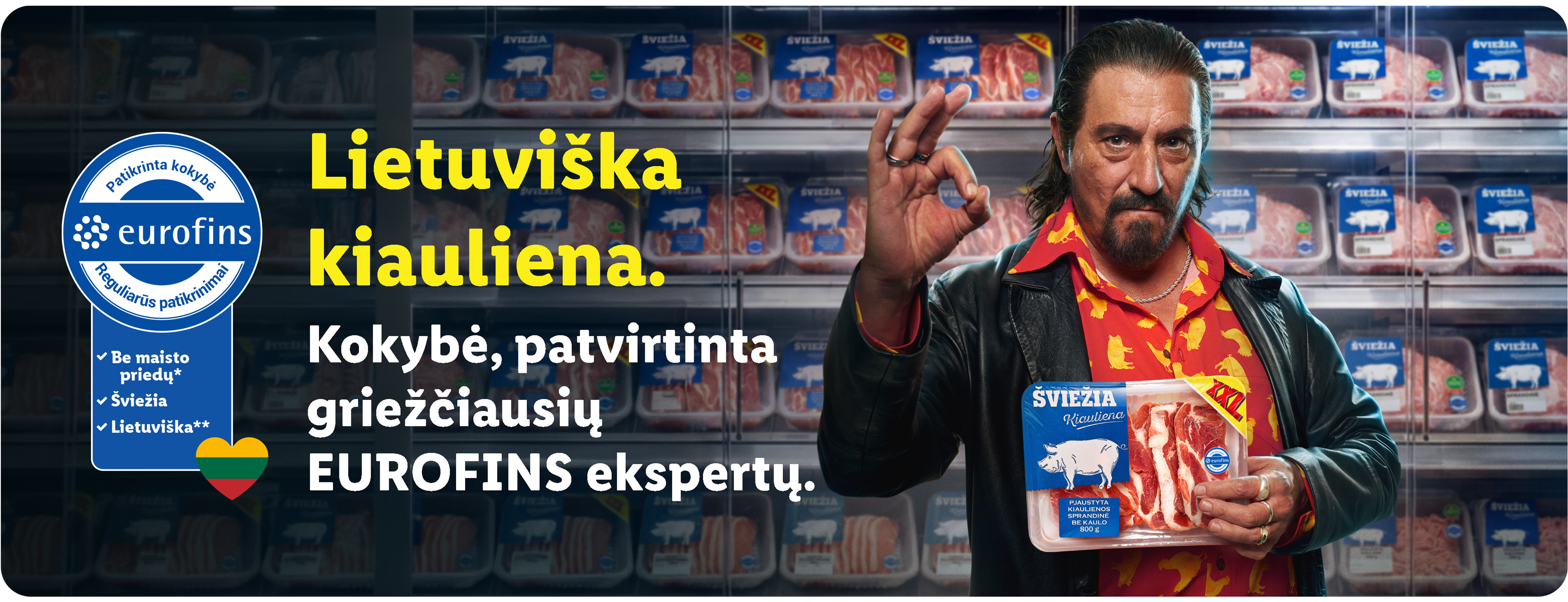 Vyras laiko šviežią kiaulienos sprandinę parduotuvėje, fone matosi daugiau mėsos pakuočių. Tekstas: „Lietuviška kiauliena. Kokybė, patvirtinta griežčiausių ekspertų.“
