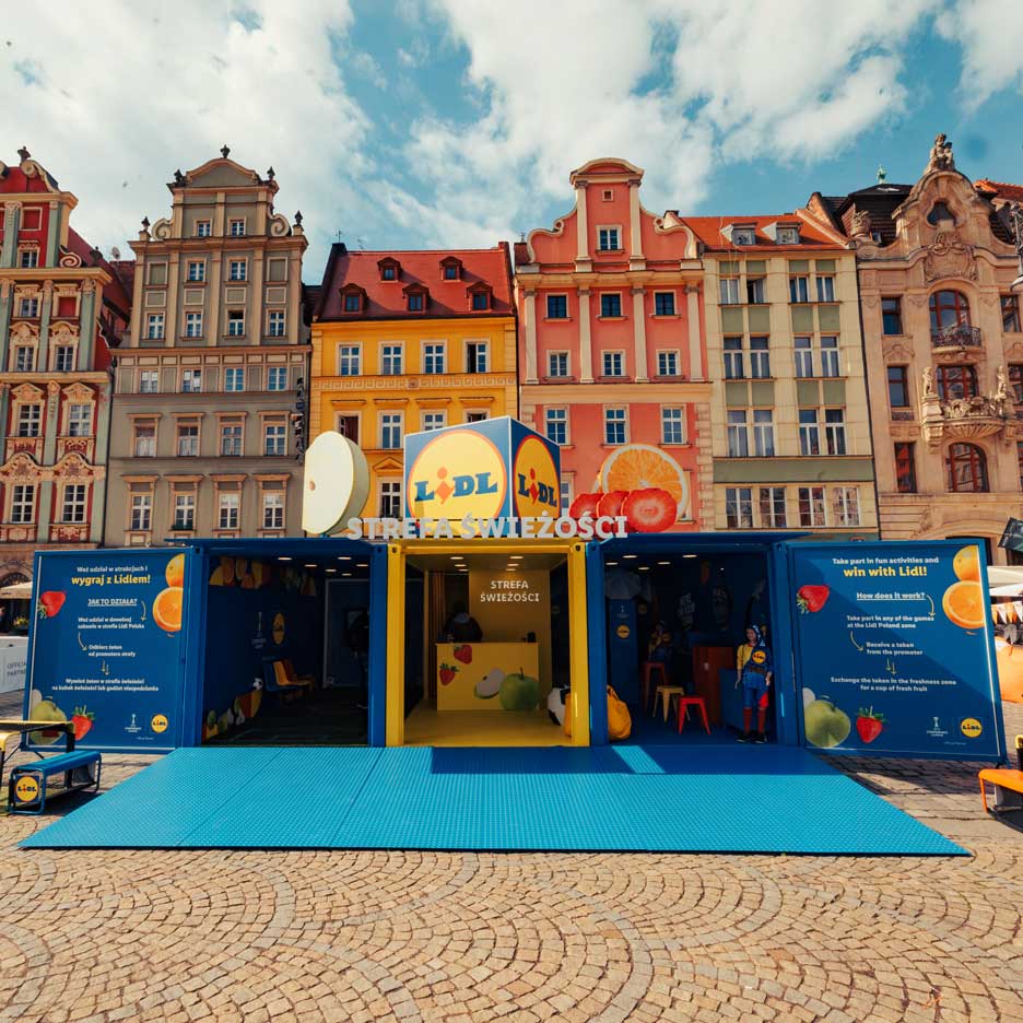 Lidl instaliacija vaisių ir daržovių tema, su žaidimais ir veikla, miesto aikštėje.