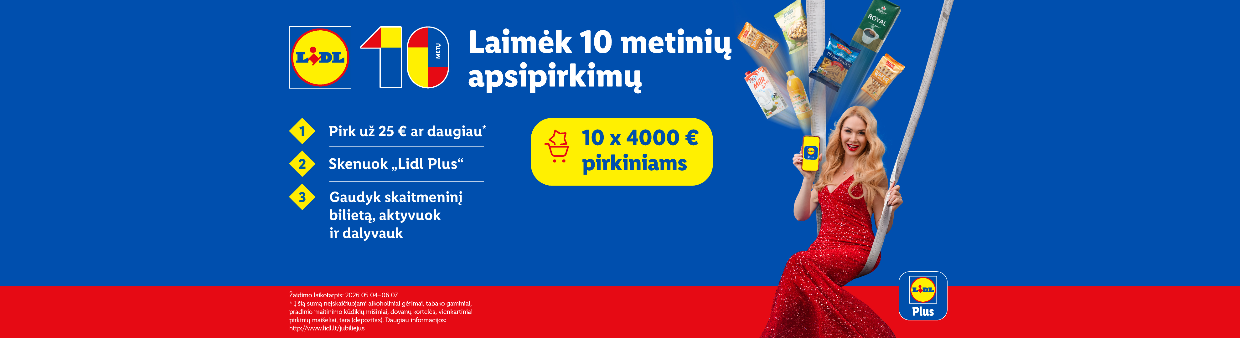 Moteris su ilgu pirkinių čekiu ir maisto produktais, skelbianti 10-mečio apsipirkimo loteriją.