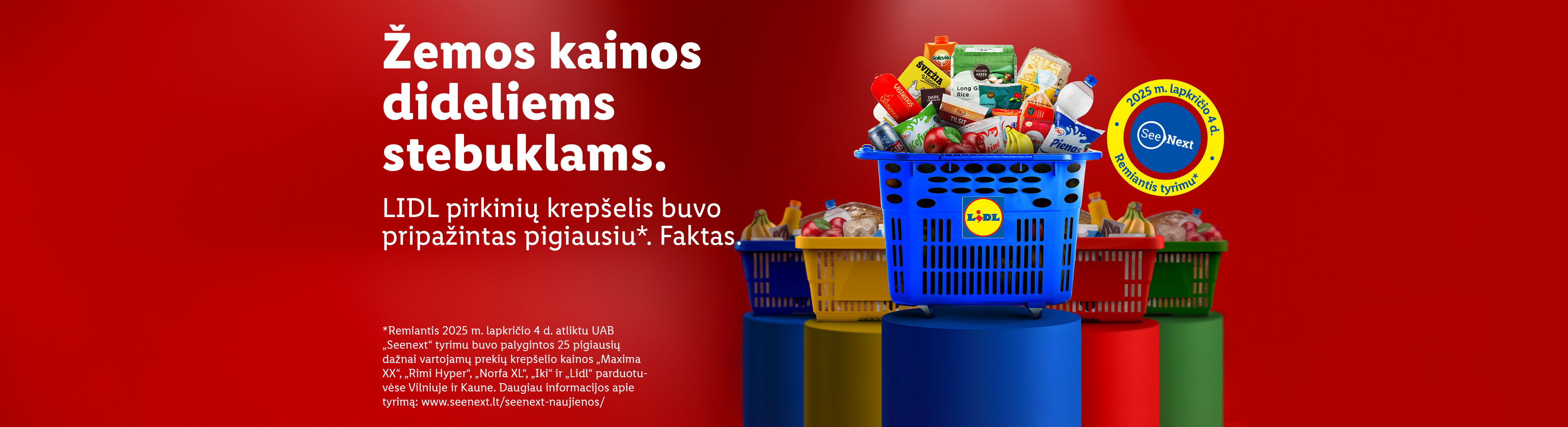 Lidl pirkinių krepšelis su maisto produktais, įskaitant pieną, ryžius, vištieną, vaisius ir daržoves, ant raudono fono.