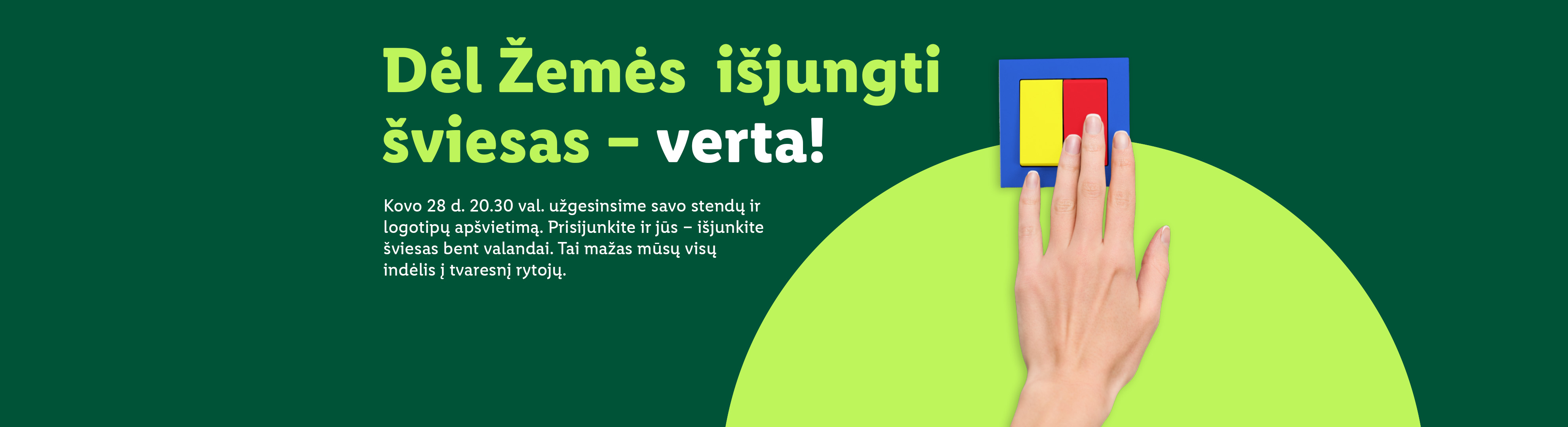 Žaliai fono juostai su tekstu „Dėl Žemės išjungti šviesas – verta!“ ir ranka, spaudžiančia jungiklį.