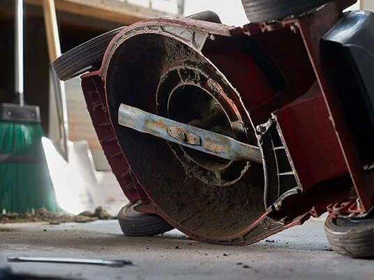 Nešvari vejapjovė apversta, matomas peilis