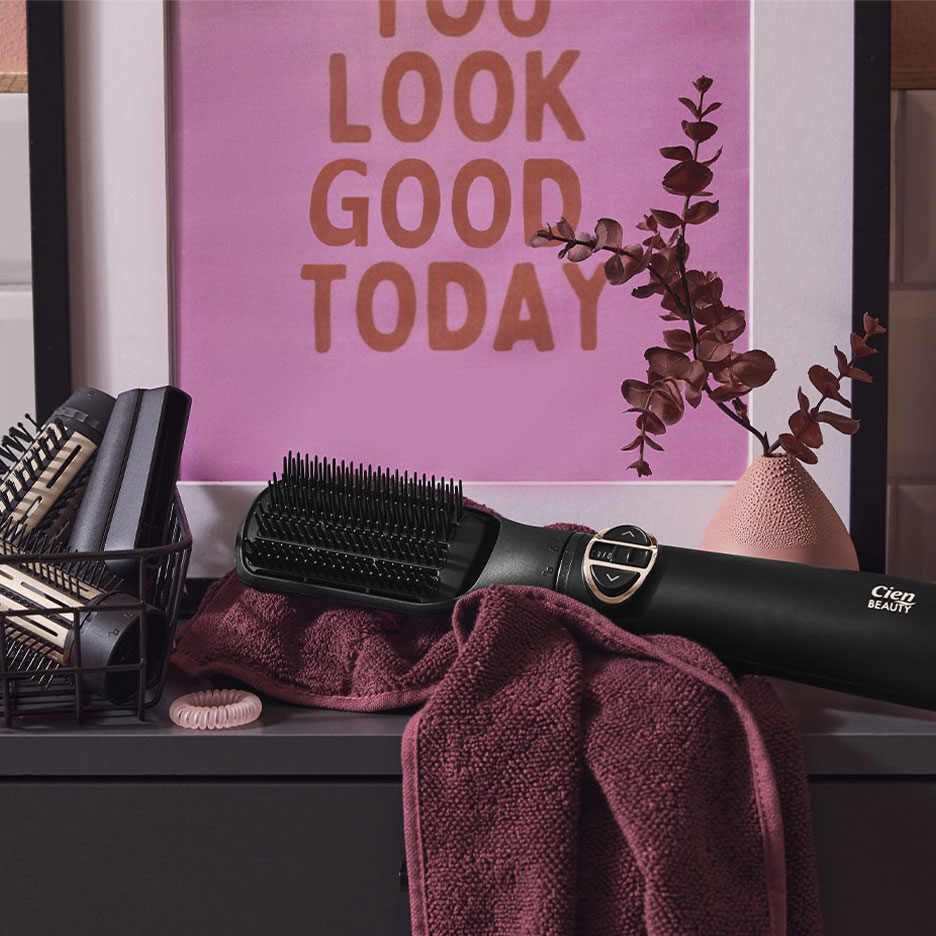 Cien Beauty plaukų tiesinimo šepetys ant rankšluosčio, su plaukų aksesuarais ir plakatu.