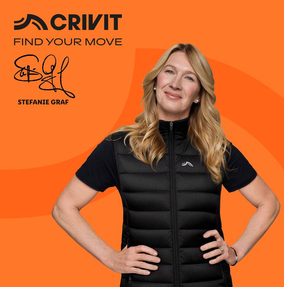Moteris su juoda pūkine liemene, su tekstu „FIND YOUR MOVE“ ir Stefanie Graf parašu.
