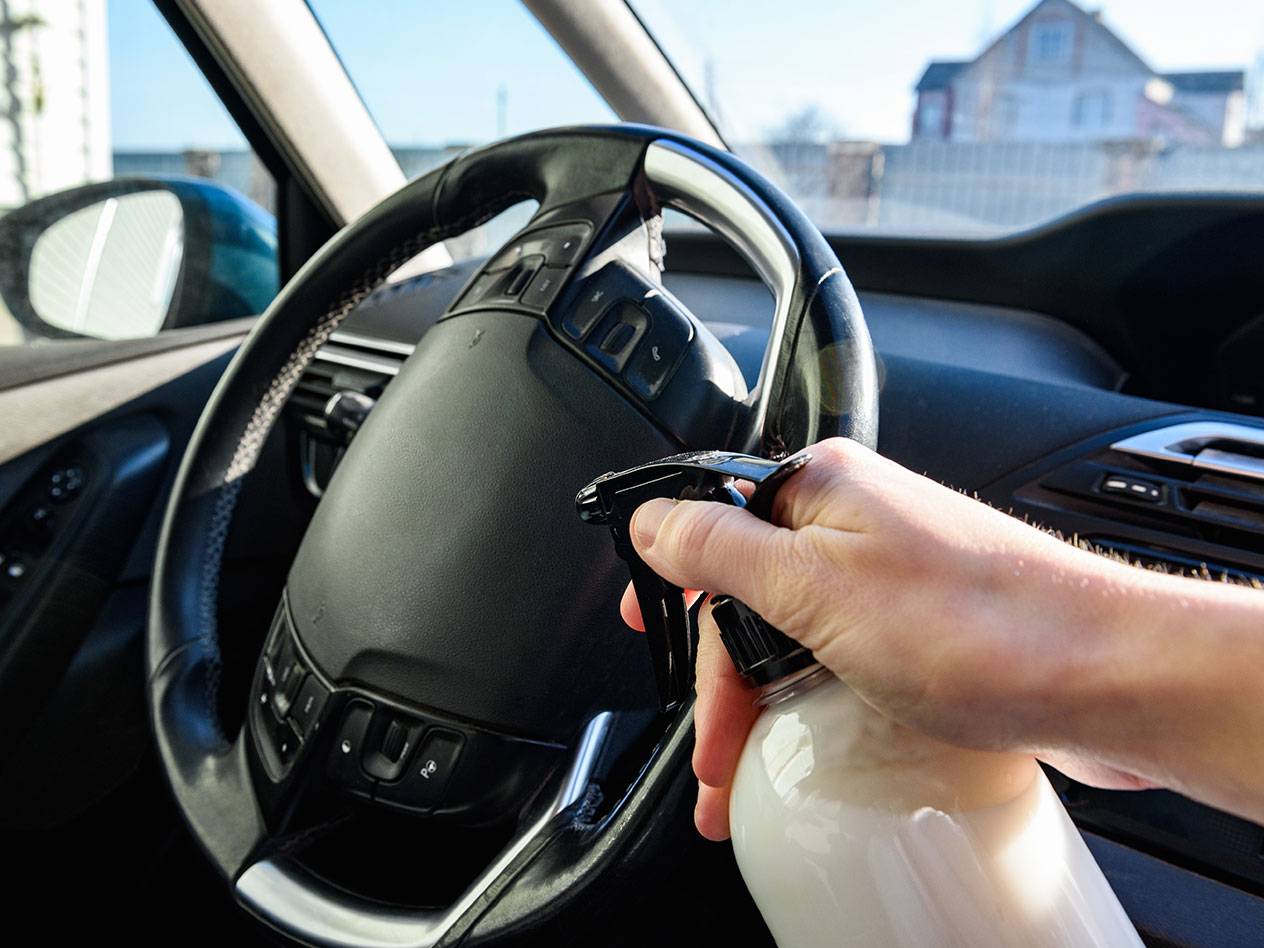 Automobilio salono valymas purškikliu