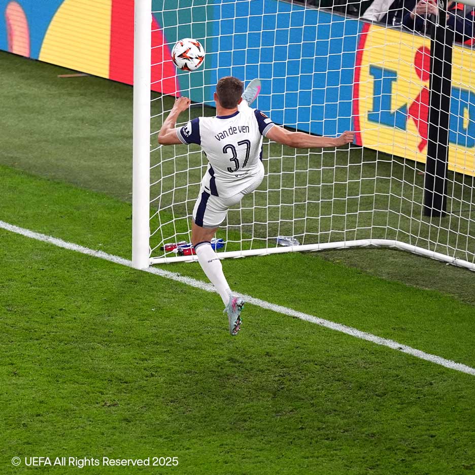 Futbolininkas baltais marškinėliais su numeriu 37 spardo kamuolį į vartus.